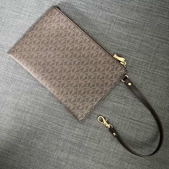 NEW MICHAEL KORS LOGO LARGE ZIP WRISTLET CLUTCH - Picture 4 of 7
